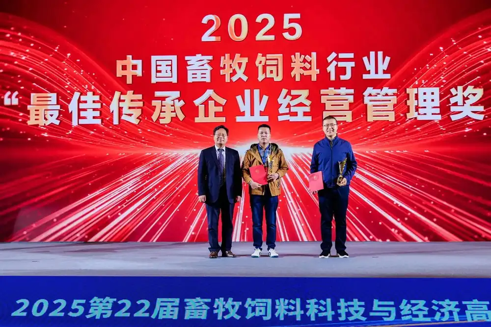 中国畜牧业协会会长蔡辉益为获奖者颁奖-科技自强产业报国组