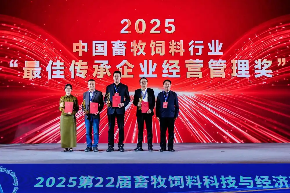 广西壮族自治区农业农村厅原副厅长梁纪豪为获奖者颁奖